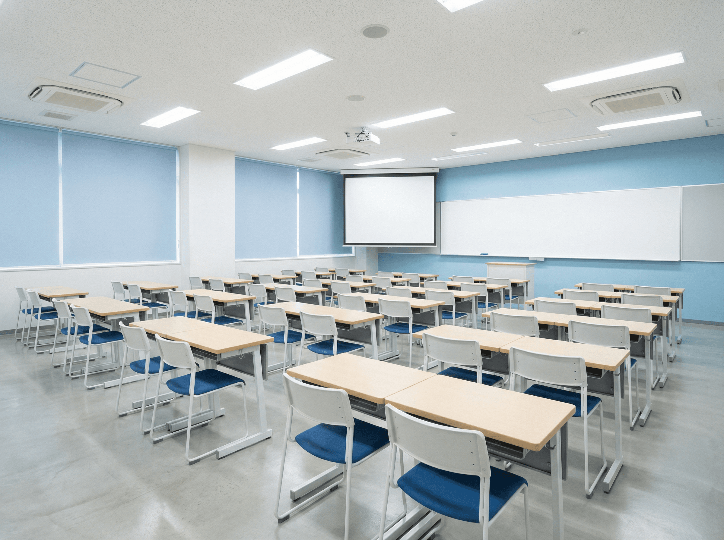 WAGON教室内部 ― ホワイトボードとプロジェクターのある清潔な講義スペース